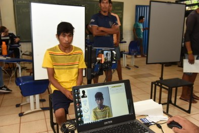"Democracia se concretiza no dia da eleição", diz jovem Apinajé de 17 anos ao receber primeiro t...