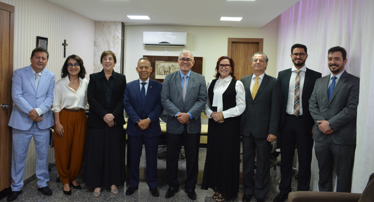 Desembargadora Etelvina Maria Sampaio Felipe assume como membro substituta da Corte Eleitoral do TRE-TO Magistrada assume a função para o biênio 2025/2027 em cerimônia realizada na presidência