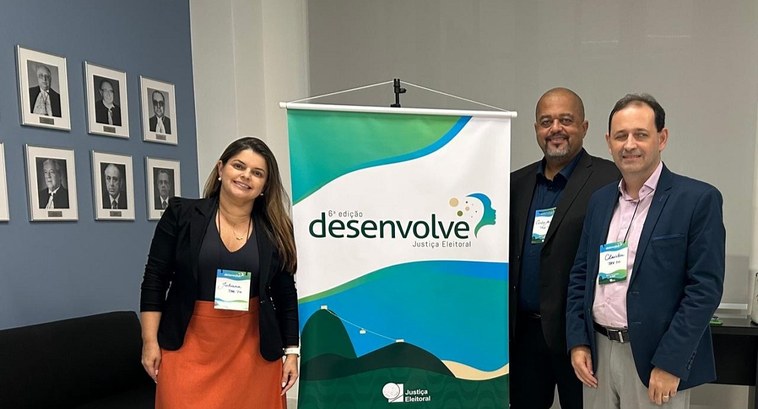Desenvolve JE: servidores do TRE-TO participam da 6ª edição do evento, que acontece no Tribunal Regional Eleitoral do Rio de Janeiro A imagem mostra os três servidores do TRE-TO posando ao lado de um banner do evento “6ª edição D...