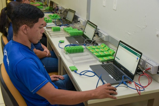 Eleições 2022: JE-TO dá início à preparação das urnas eletrônicas imagem colorida de técnico da Justiça Eleitoral preparando a geração de mídia