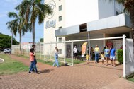 imagem colorida da entrada de local de votação/escola
