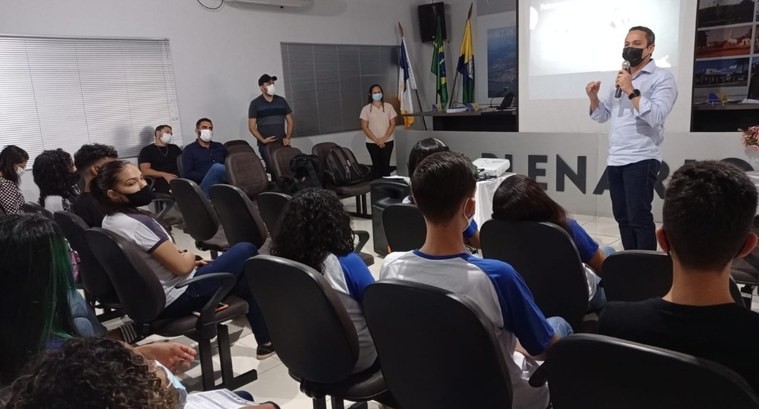 Eleições unificadas dos Grêmios Estudantis da 23 Foto colorida de participantes de bate papo sobre Eleições unificadas dos Grêmios Estudantis: ca...