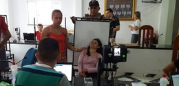Eleitora paraplégica durante coleta das digitais para o cadastro biométrico