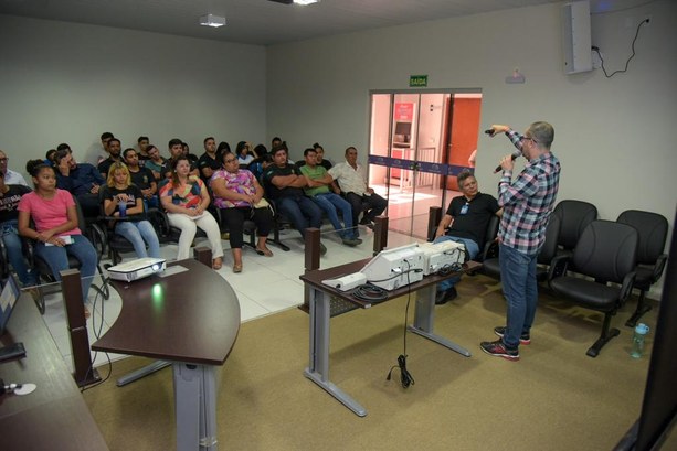 imagem colorida de participantes do evento em auditório de Itacajá