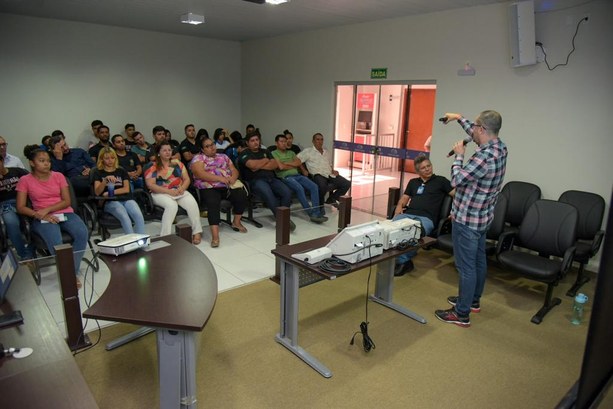 Em Itacajá, estudantes e gestores públicos dialogam com a Justiça Eleitoral sobre o processo eleitoral imagem colorida de participantes do evento em auditório de Itacajá