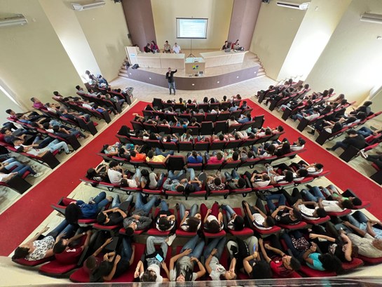 Imagem colorida de participantes do evento realizado em auditório no município de Pedro Afonso