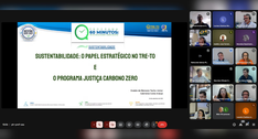 A imagem mostra a tela de uma videoconferência. À esquerda, está sendo compartilhado um slide de...