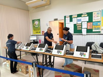 Em todo o Tocantins, cartórios eleitorais fazem carga e lacração em mais de 4 mil urnas eletrônicas