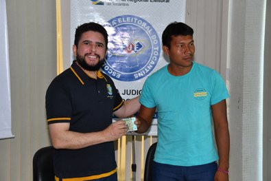 Entrega das carteiras de identidade em Goiatins
