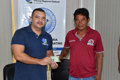 Entrega das carteiras de identidade em Goiatins