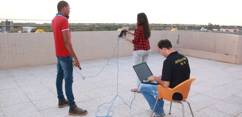 Equipamentos de transmissão de dados via satélite são testados antes de serem encaminhados às ZEs de difícil acesso Equipamentos de transmissão de dados via satélite são testados antes de serem encaminhados às ZE...