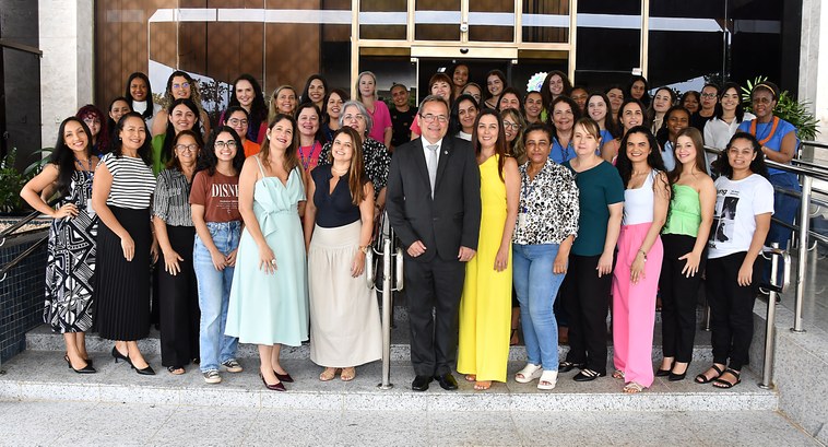 Espaço Mulher Empreendedora: promovida pelo TRE-TO, exposição exibe trabalhos criativos de servidoras e colaboradoras A imagem mostra um grande grupo de mulheres reunidas em frente a um prédio. São servidoras, cola...