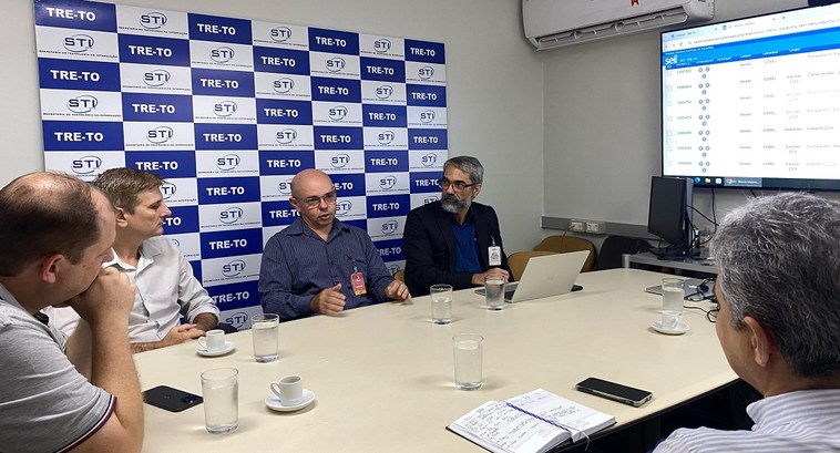 Exemplo no planejamento de eleições, TRE-TO recebe visita técnica de servidores do TRE-AM A imagem mostra uma reunião em uma sala de conferências. Seis homens estão sentados ao redor de ...
