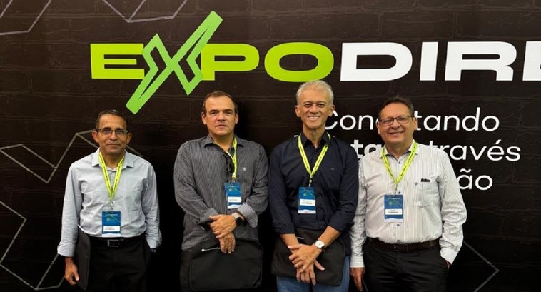 ExpoDireito Brasil: magistrado e servidores do TRE-TO participam da edição 2025 em Fortaleza A imagem mostra quatro homens posando para uma foto em frente a um painel de evento com o logoti...