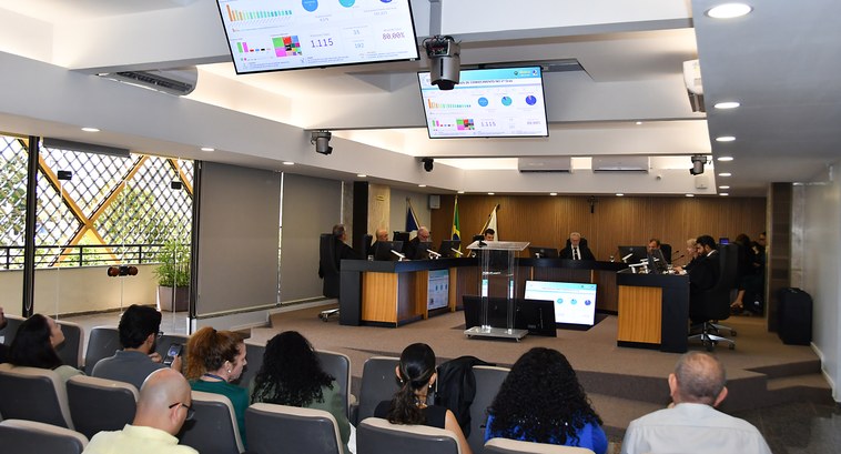 Gestão 2023-2025: Corregedoria Regional Eleitoral do Tocantins fortalece comunicação aberta com a sociedade e moderniza processos A imagem mostra uma sessão plenária em andamento. À frente, estão dispostos os membros da Corte ...