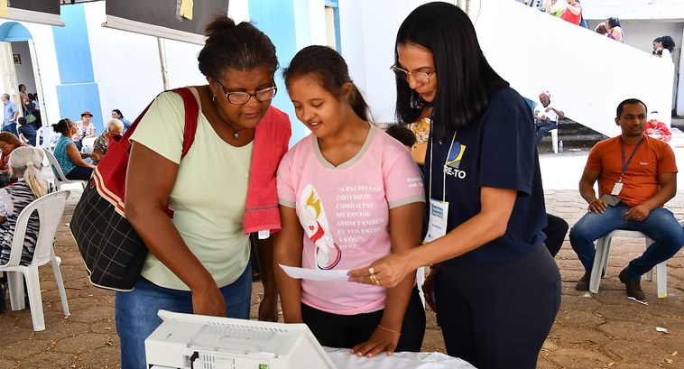Gestão 2023-2025: Ouvidoria Regional Eleitoral do Tocantins atende mais de 6 mil demandas e alcança índice de 97,80% na satisfação A imagem mostra uma ação de atendimento ao público ao ar livre, promovida pela Ouvidoria Itinera...