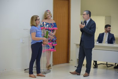 Homenagem à técnica judiciária, Leonice dos Santos Bernardo, pelo juiz eleitoral, Antiógenes Fer...