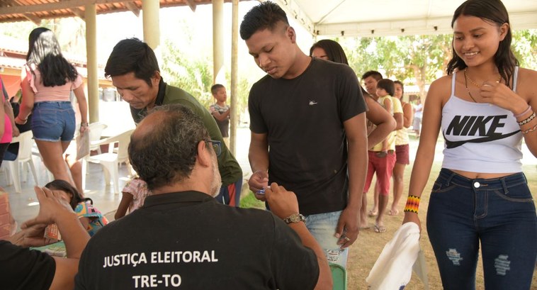 Indígenas Apinajé moradores na região de Tocantinópolis recebem ação do TRE-TO que fomenta o exe...