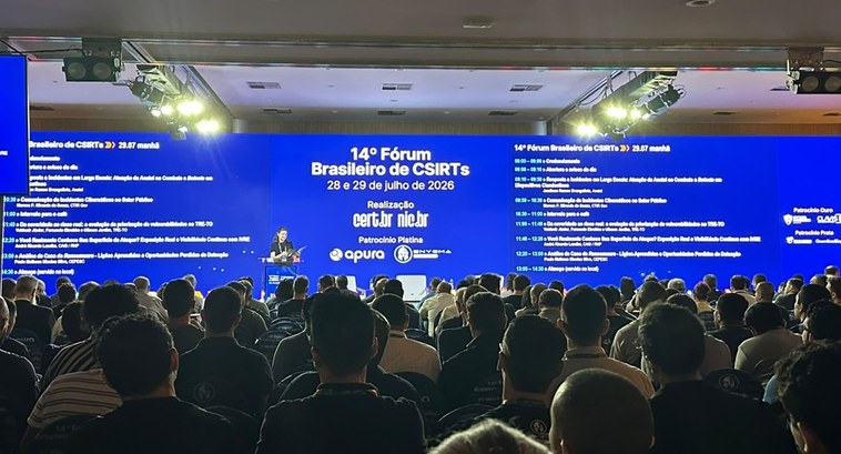 A imagem mostra um auditório lotado durante a realização de um evento técnico. Em primeiro plano...