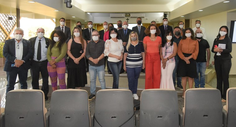 Instituições públicas e órgãos de imprensa assinam termo de cooperação com TRE-TO para o enfrentamento à desinformação Imagem colorida do evento de assinatura do termo de cooperação, com integrantes em pé