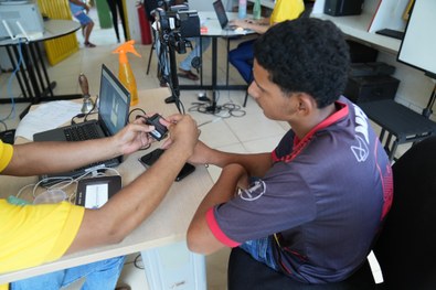 “É preciso ter responsabilidade com o voto”, diz estudante de 16 anos ao tirar o título durante ...