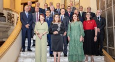 A imagem mostra os presidentes dos TREs posando para uma foto em uma escadaria dentro de um edif...