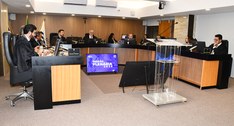 Foto da sessão no Pleno do TRE-TO. Os magistrados do tribunal usam vestes talares na cor preta.