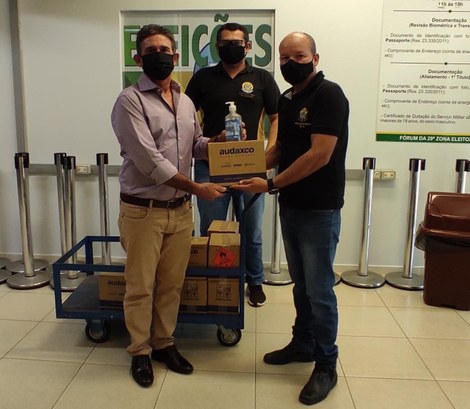 Justiça Eleitoral do Tocantins doa frascos de álcool em gel - 29ª ZE de Palmas Justiça Eleitoral do Tocantins doa frascos de álcool em gel - 29ª ZE de Palmas