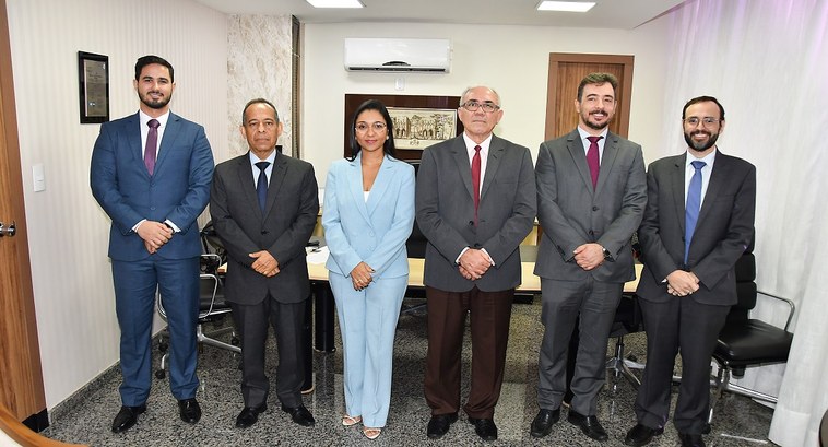Justiça Eleitoral do Tocantins empossa juíza substituta da classe dos juízes federais para o biênio 2025-2027 A imagem mostra seis pessoas em pé, lado a lado, posando para uma foto institucional em ambiente...