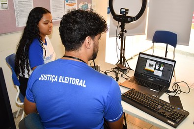 Ação na Escola Estadual Elizângela Glória Cardoso aproximou estudantes da cidadania, com realiza...