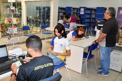 Ação na Escola Estadual Elizângela Glória Cardoso aproximou estudantes da cidadania, com realiza...