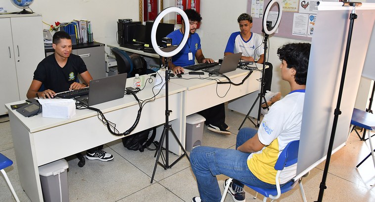 Ação na Escola Estadual Elizângela Glória Cardoso aproximou estudantes da cidadania, com realiza...