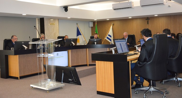Justiça Eleitoral do Tocantins realiza sessões plenárias presenciais nesta terça e quarta-feira, 10 e 11 Foto da sessão no Pleno do TRE-TO. Os magistrados do tribunal vestem toga preta.