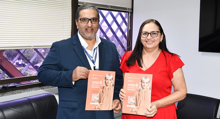 Justiça Eleitoral do Tocantins recebe visita institucional de secretária do TCU no Estado para apoiar divulgação de consulta pública nacional A imagem mostra o diretor-geral do TRE-TO, José Machado, e a secretária do TCU-TO, Ana Célia, po...