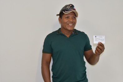Félix Rodrigues Lima segurando seu título de eleitor.