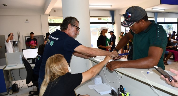 Lavrador conquista primeiro título eleitoral aos 43 anos durante plantão do TRE-TO no fim de semana Félix Rodrigues Lima fazendo a coleta biométrica.