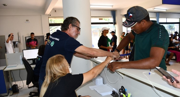 Félix Rodrigues Lima fazendo a coleta biométrica.