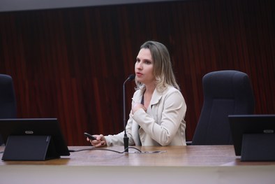 Lívia de Souza Bessa apresentando o projeto no evento.