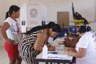 imagem colorida de indígenas votando