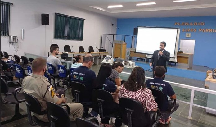 Imagem colorida de participantes assistindo a palestra no plenário da Câmara