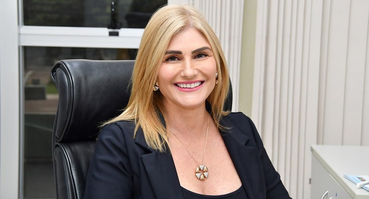 Mulheres no TRE-TO: a liderança feminina no inédito 2º turno municipal da capital A imagem mostra Ana Cecilia, uma mulher loira, de pele clara, sentada em uma cadeira de escritór...