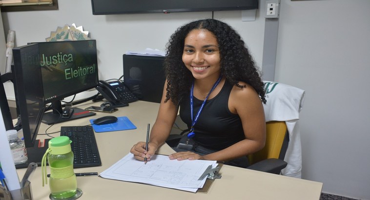 Mulheres no TRE-TO: estagiárias fazem a força da presença feminina na Justiça Eleitoral e na importância do papel da mulher na democracia Mulheres no TRE-TO: estagiárias fazem a força da presença feminina na Justiça Eleitoral e na imp...