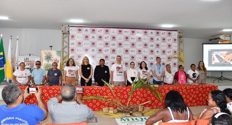 Mulheres quebradeiras de côco recebem serviços da Justiça Eleitoral do Tocantins em Augustinópolis