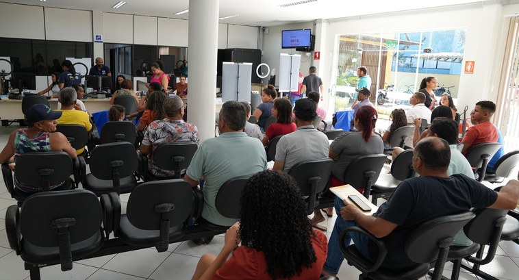 Eleitores aguardando atendimento no cartório da 3ª Zona Eleitoral de Porto Nacional.