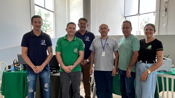 Mutirão de documentação voltado à população rural de Marianópolis conta com serviços eleitorais A imagem mostra seis pessoas em pé, posando para a foto em um ambiente interno bem iluminado, co...