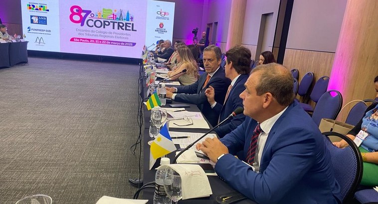 No 87º Coptrel, diretores-gerais discutem propostas e boas práticas para melhor atuação da Justiça Eleitoral A imagem mostra uma cena de reunião em um ambiente formal. Há um grupo de homens sentados ao red...