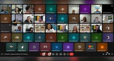 A imagem mostra uma reunião virtual realizada por videoconferência, com dezenas de participantes...