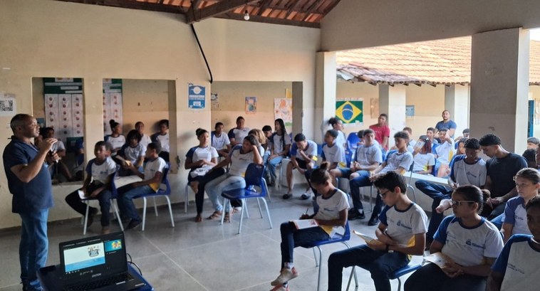 25ª ZE aproxima estudantes da educação política e oferece serviços eleitorais na região sudeste A imagem mostra uma palestra sendo ministrada em um ambiente escolar. Um homem em pé, à esquerda...