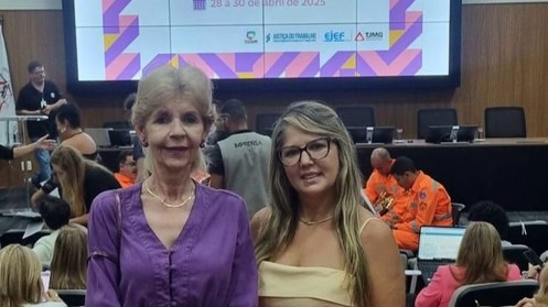 A imagem mostra duas mulheres posando para a foto em um auditório. A mulher à esquerda, juíza Si...