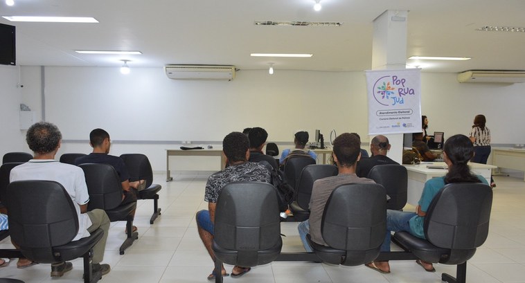 Ouvidoria Regional Eleitoral do Tocantins apresenta relatório com o histórico da implementação da Política PopRuaJud no TRE-TO A imagem mostra pessoas aguardando atendimento em uma sala durante ação do projeto "PopRuaJud", ...